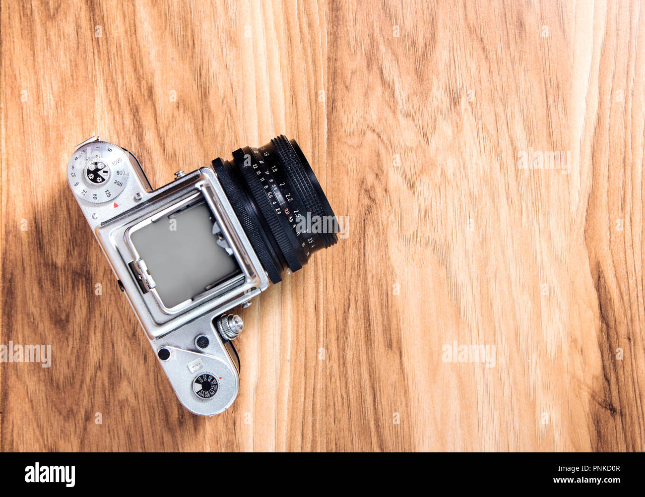 Alte medium Format Camera auf natürlichen hölzernen Tisch Stockfoto