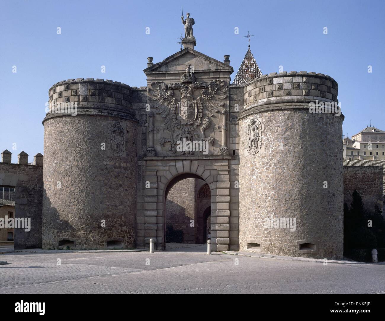 PUERTA NUEVA DE BISAGRA DE ORIGEN MUSULMAN RECONSTRUIDA POR ALONSO DE COVARRUBIAS EN EL SIGLO XVI. Autor: COVARRUBIAS ALONSO. Lage: an der Außenseite. Toledo. Spanien. Stockfoto