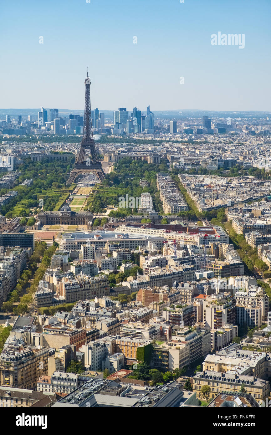 Luftaufnahme von Skyline von Paris mit Eiffelturm, Invalidendom und Geschäftsviertel von Verteidigung, wie vom Tour Montparnasse, Paris, Frankreich Stockfoto