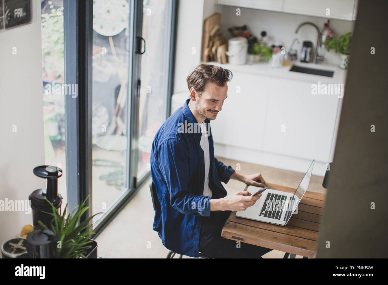 High Angle Shot der erwachsenen männlichen von zu Hause in der Küche arbeiten Stockfoto