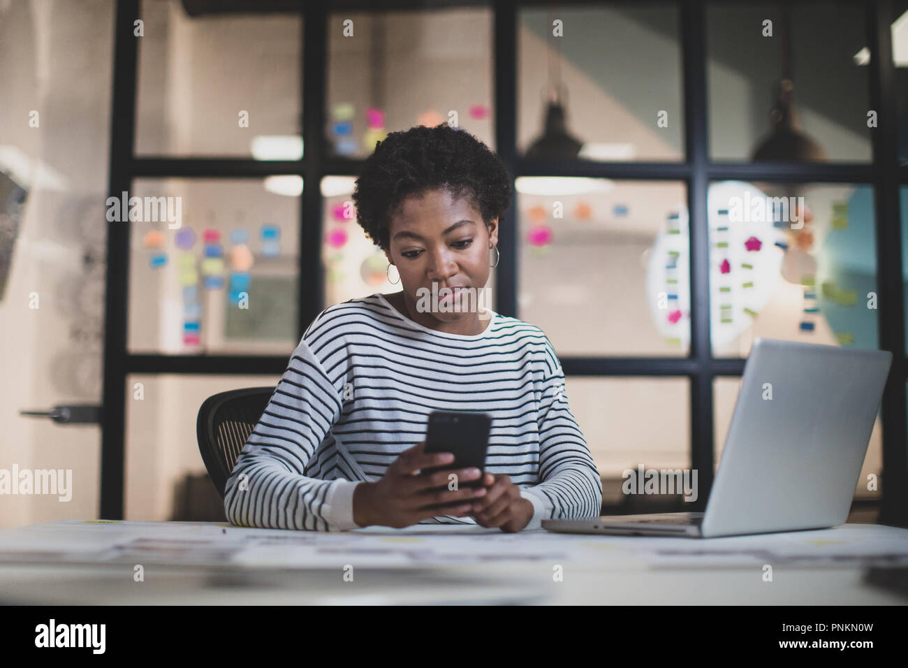 Afrikanische amerikanische weibliche Arbeit spät in einem Büro Stockfoto