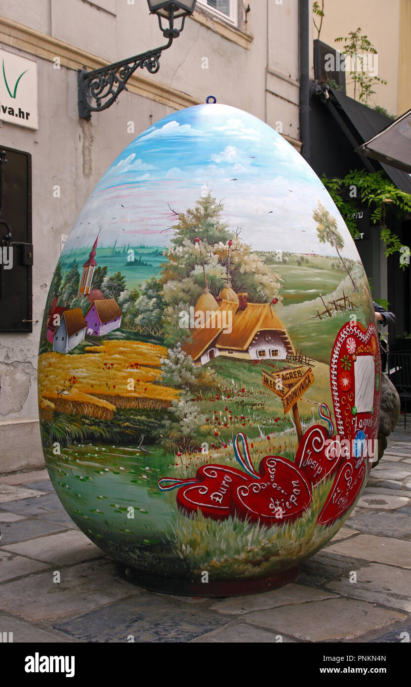 Kroatien ZAGREB, 23. April 2016: große Ostereier "Ei aus dem Herzen" in der Radiceva Straße in Zagreb, Kroatien Stockfoto
