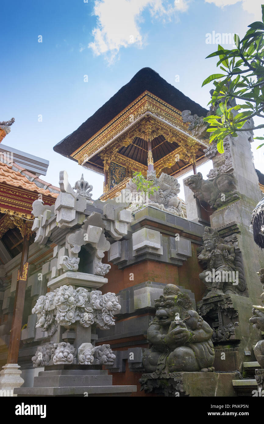 Balinesische Hindu Familie Schrein oder Tempel, reich mit Gold zeigt viele Bildnisse von Gottheiten und Dämonen bedeckt. Stockfoto