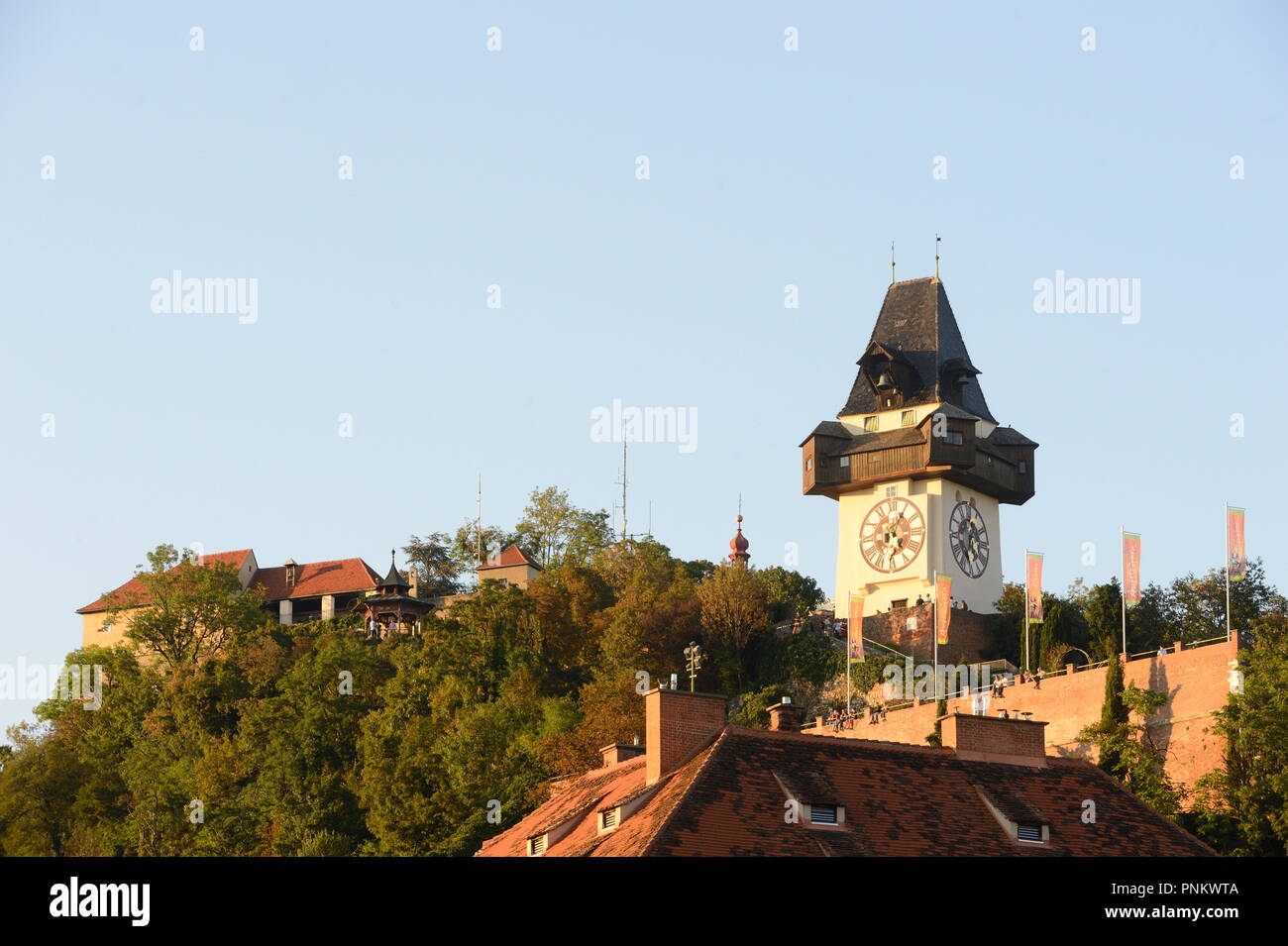 Graz, Steiermark, Österreich. Der Grazer Uhrenturm ist ein 28 Meter hoher Turm. Er steht auf dem Schlossberg und ist das Wahrzeichen von Graz Stockfoto