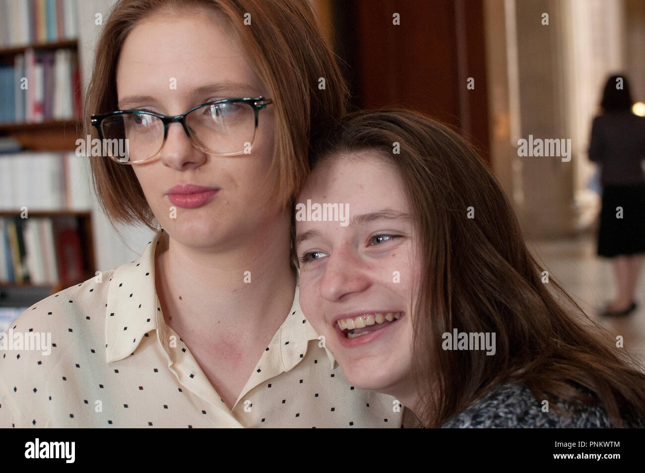 Zwei jugendlich Mädchen in Bibliothek posing Stockfoto