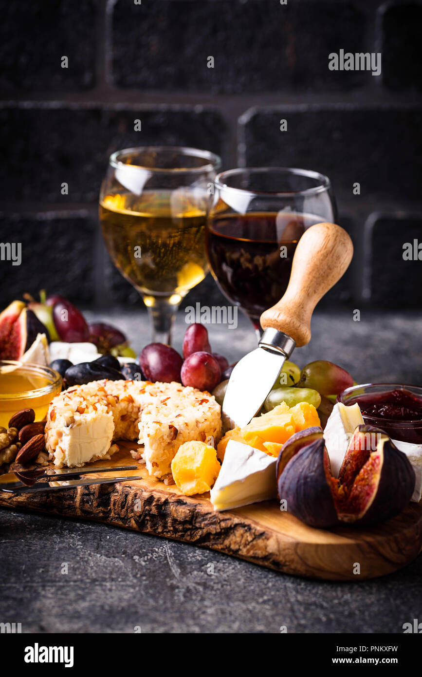 Käseplatte mit Trauben, Feigen, Dips und Wein. Selektiver Fokus Stockfoto