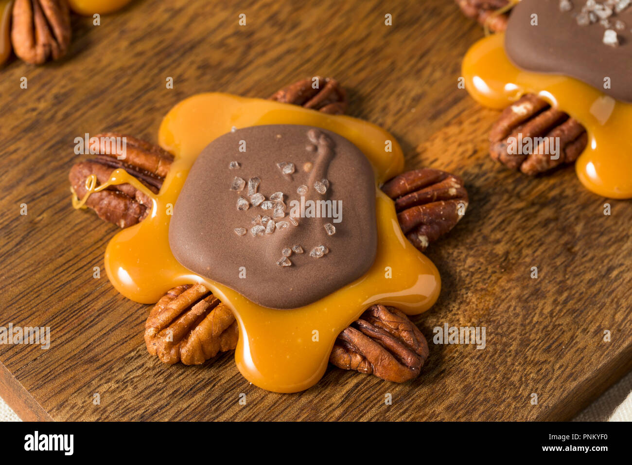 Hausgemachte Süße Schokolade Karamell Schildkröten mit Pekannüsse Stockfoto