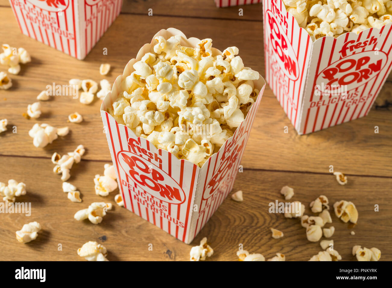 Klassische buttrige Movie Theater Popcorn mit Salz in einer Tasche Stockfoto