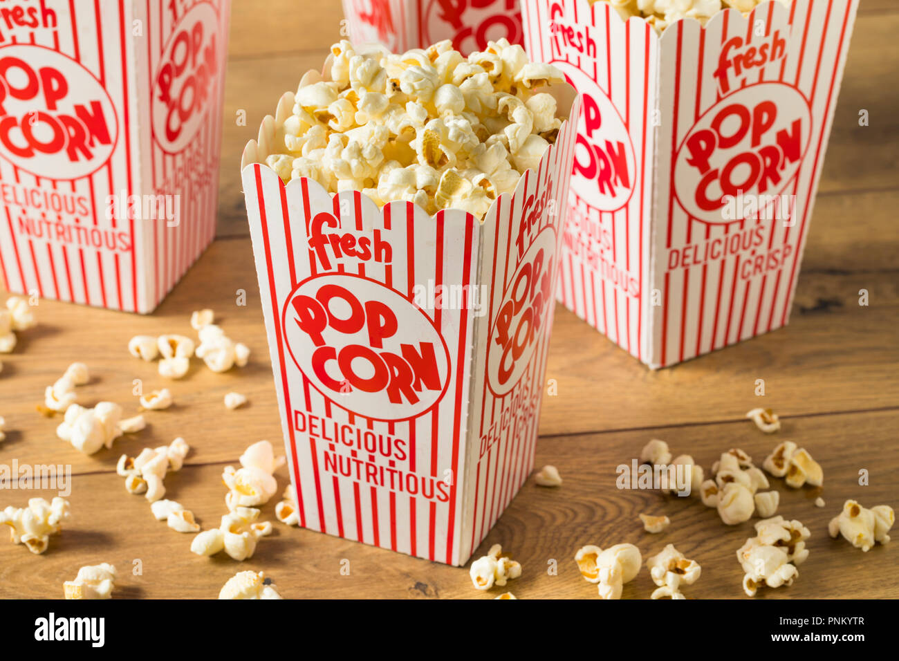 Klassische buttrige Movie Theater Popcorn mit Salz in einer Tasche Stockfoto