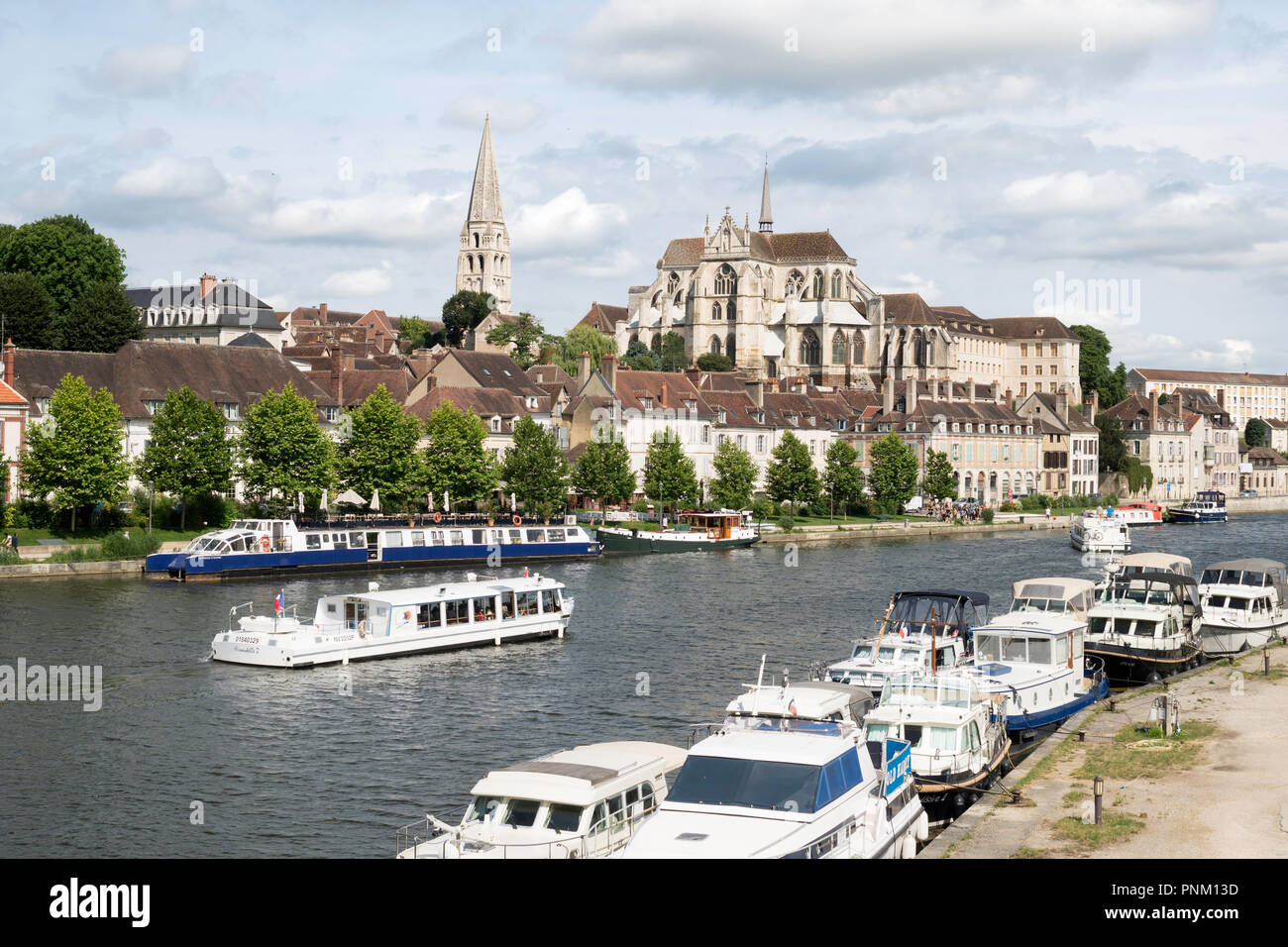 Ein Vergnügen, Boot oder Boot touristique verstreicht, bevor die Abtei von Saint-Germain in Auxerre, Burgund, Frankreich, Europa Stockfoto