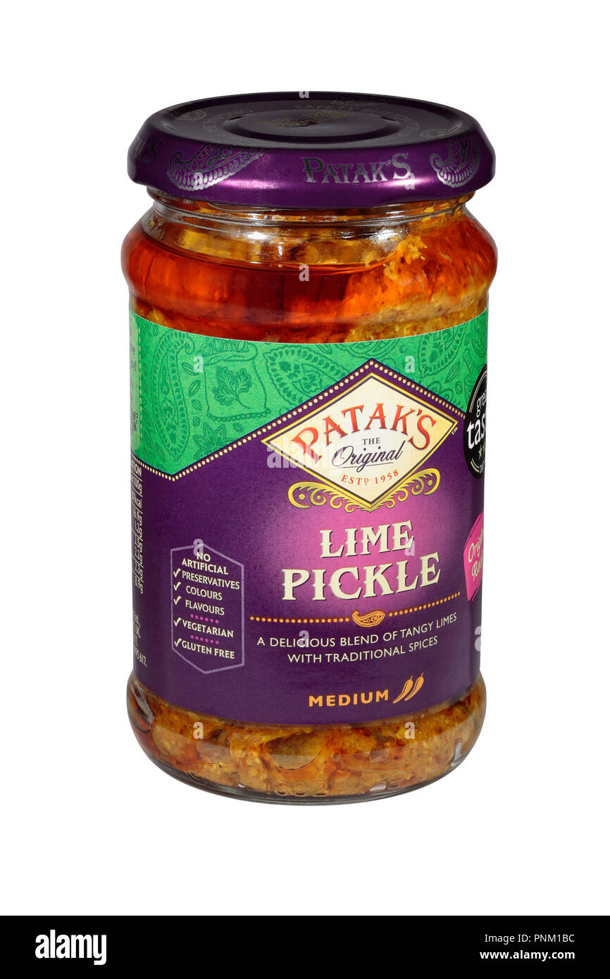 Ein Glas von Patak's Lime Pickle isoliert auf weißem Hintergrund Stockfoto