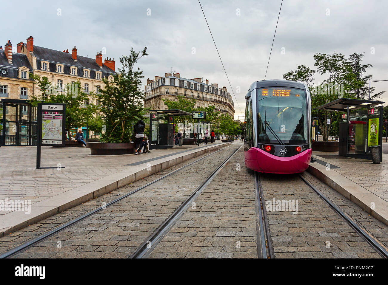 DIJON, Frankreich - 10. AUGUST 2017: Rosa Strassenbahn auf Bahnhöfen in Stadt in Dijon, Frankreich. Stockfoto