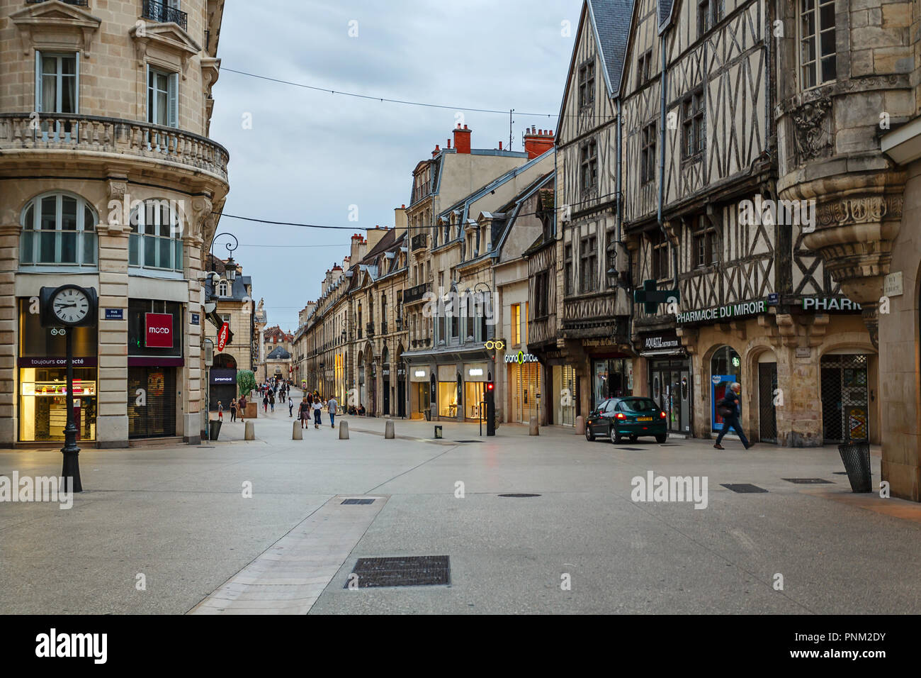 DIJON, Frankreich - 10. AUGUST 2017: Altstadt von Dijon, Frankreich. Die Stadt ist die Hauptstadt der Region Burgund Stockfoto