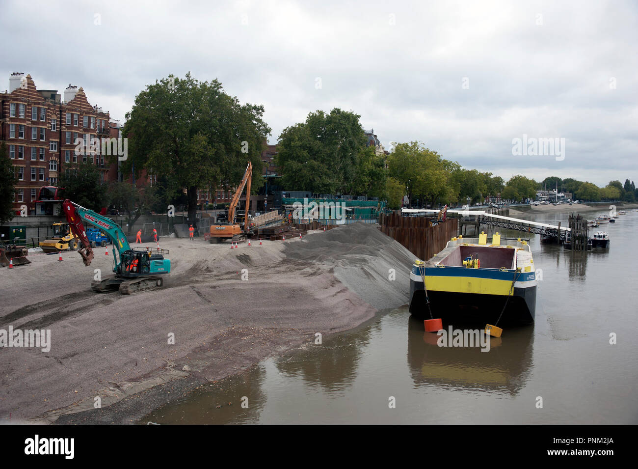 Arbeiten an der Themse Tideway Tunnel bei Putney Damm Vorland Website, gesehen von Putney Bridge mit Arbeiter, zwei Kräne und ein Lastkahn. Stockfoto