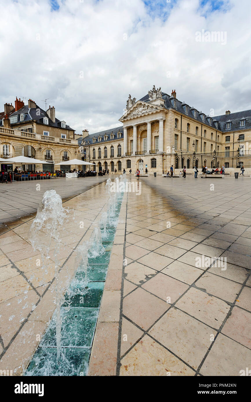 DIJON, Frankreich - 10. AUGUST 2017: Palast der Herzöge von Burgund und Fincas auf dem Place de la Liberation Stockfoto