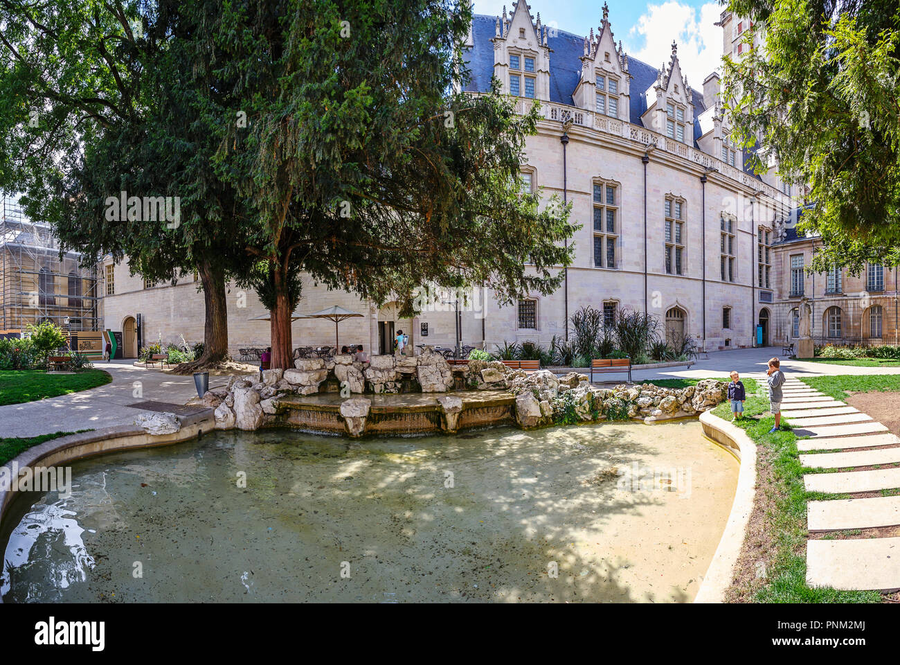 DIJON, Frankreich - 10. AUGUST 2017: Altstadt von Dijon, Frankreich. Die Stadt ist die Hauptstadt der Region Burgund Stockfoto