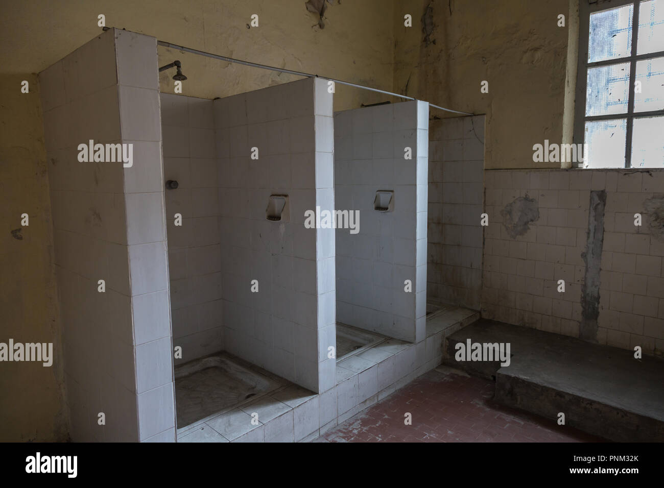 Ruiniert Duschen in einem dekadenten Gefängnis Zimmer. Stockfoto