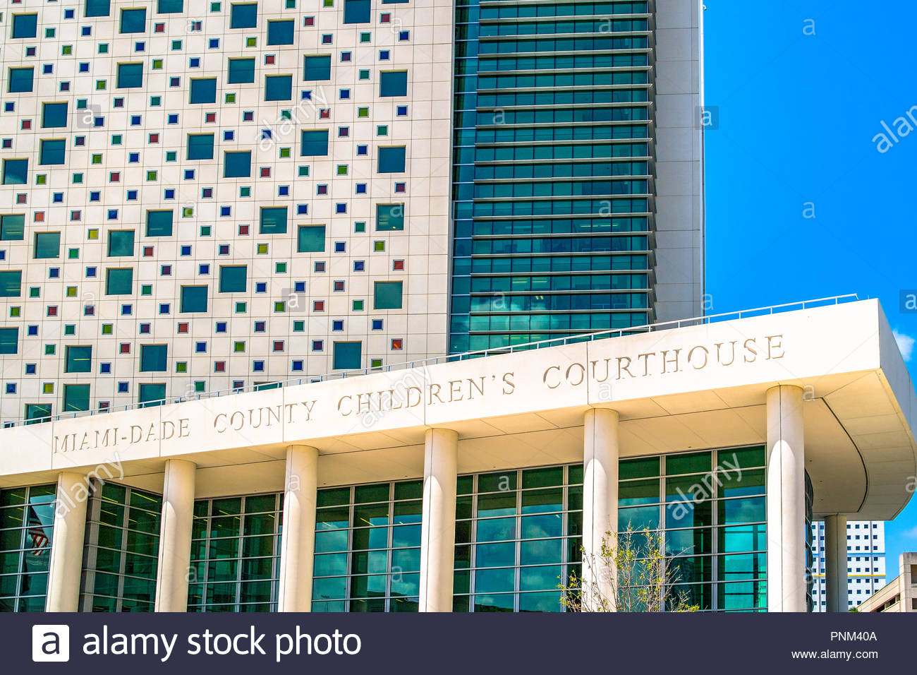 Miami Florida Usa Geneigte Ansicht Des Grossen Weissen Miami Dade Children S Courthouse Building Moderne Architektur Mit Saulen Stockfotografie Alamy