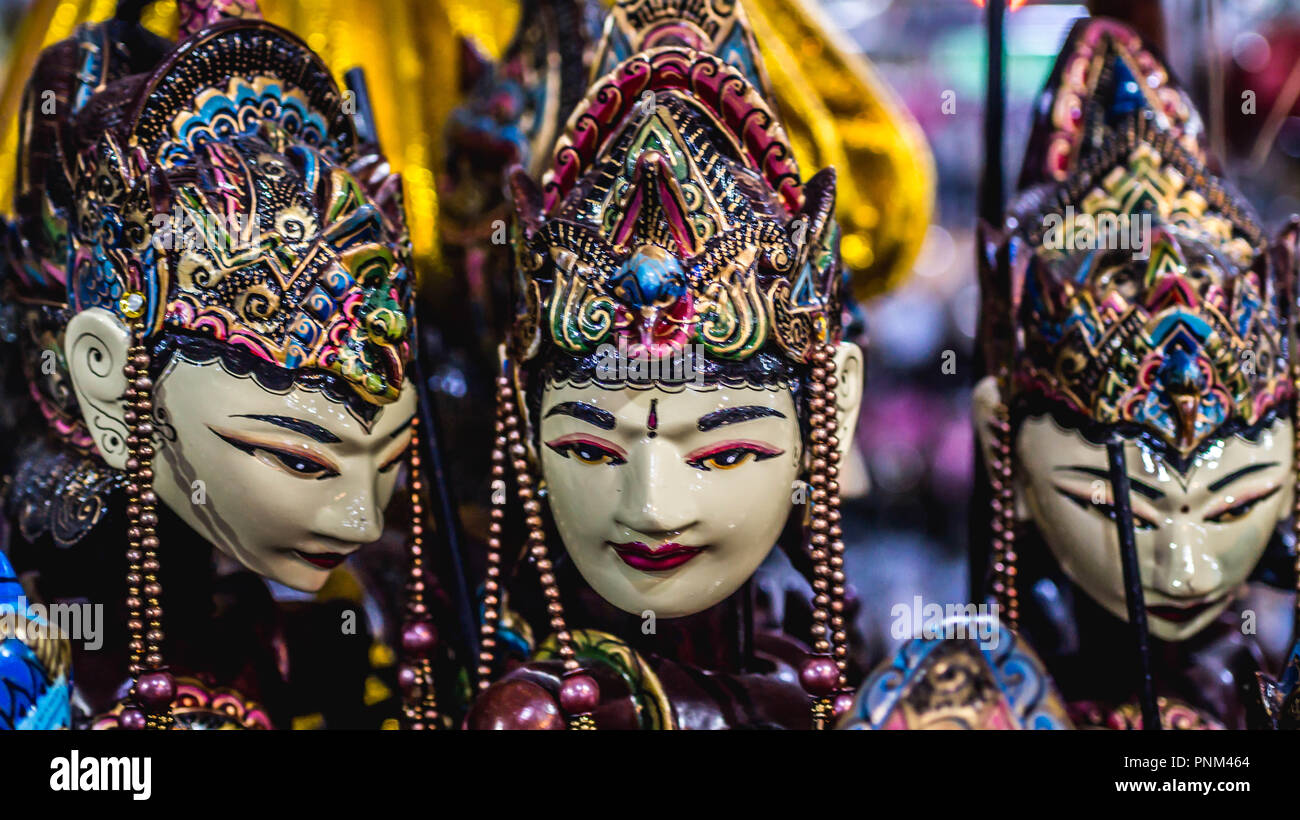 Hölzerne Marionette mit traditionellen Batik fabrique namens 'Wayang Golek' aus Java verkauft als Souvenir für Touristen Stockfoto