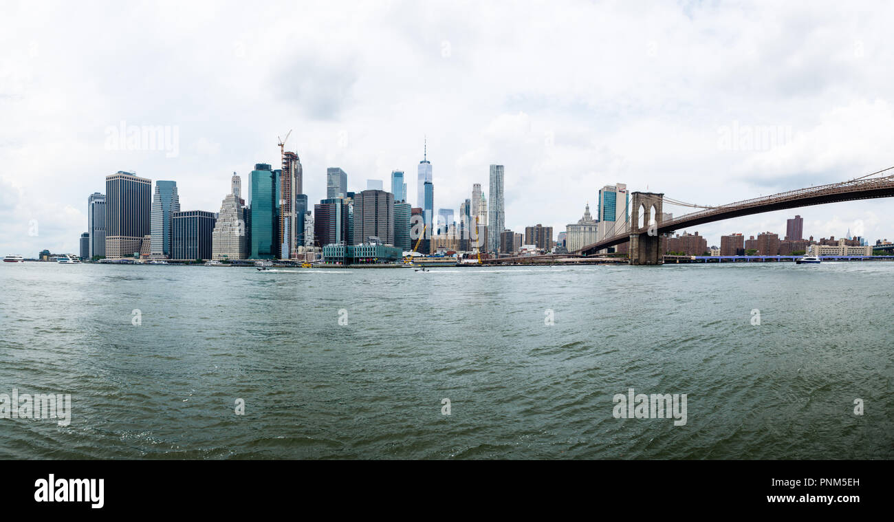 Panorama von Manhattan in den dusky Wetter vom Kai fotografiert. Stockfoto