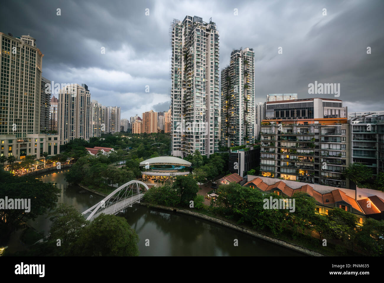 Singapur Antenne Flussblick und robertsan Kai und Brücke mit bedecktem Wetter Stockfoto