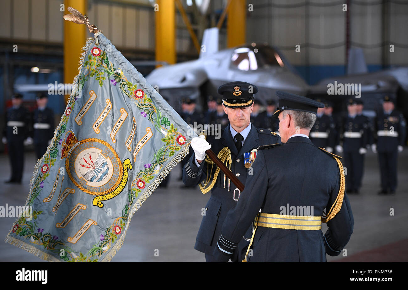 RAF Marham station Commander Ian Townsend (links) stellt 617 neue Staffel Standard zum Chef der Luft Personal, Air Chief Marshall Sir Stephen Hillier während der Weihe Parade an der RAF Marham in Norfolk. Stockfoto