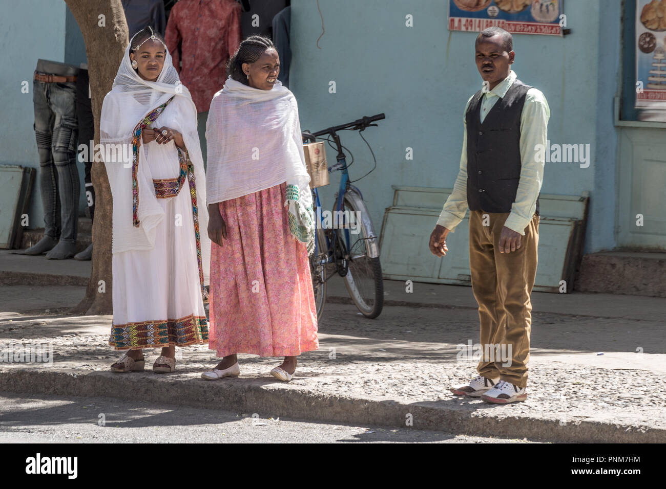 Die Menschen auf den Straßen von Axum: Frauen in traditioneller Kleidung Stockfoto