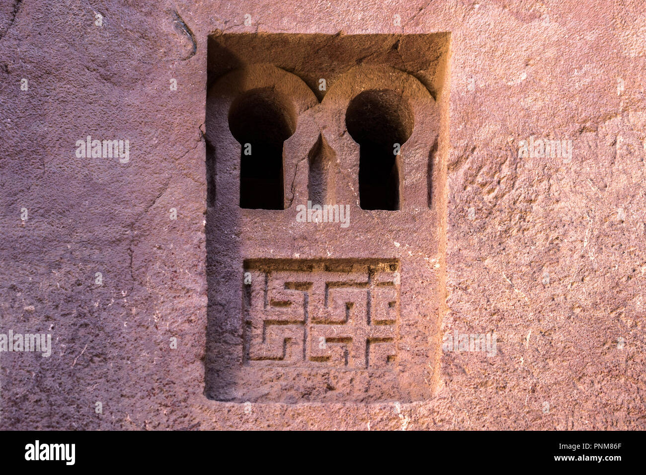 Wette Medhane Alem Exterieur, Nördliche Gruppe von Kirchen, Lalibela, Äthiopien. Monollithic Kirche. Fenster Design mit jüdischen Einfluss Stockfoto
