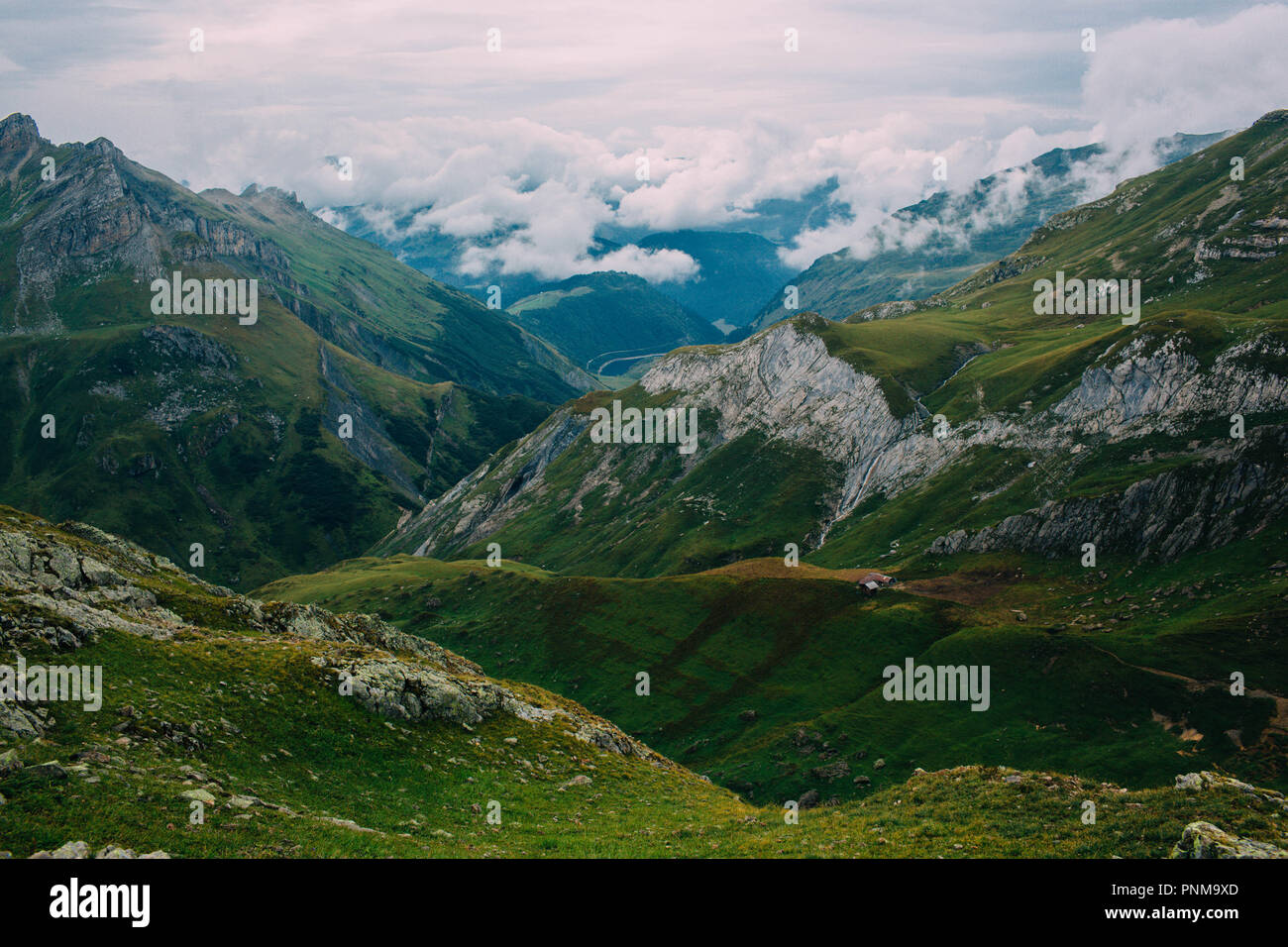 Berglandschaft, Bergpanorama auf dem Weg de la Croix du Bonhomme, Wandern rund um den Mont Blanc, alpinen Landschaft, Frankreich Stockfoto