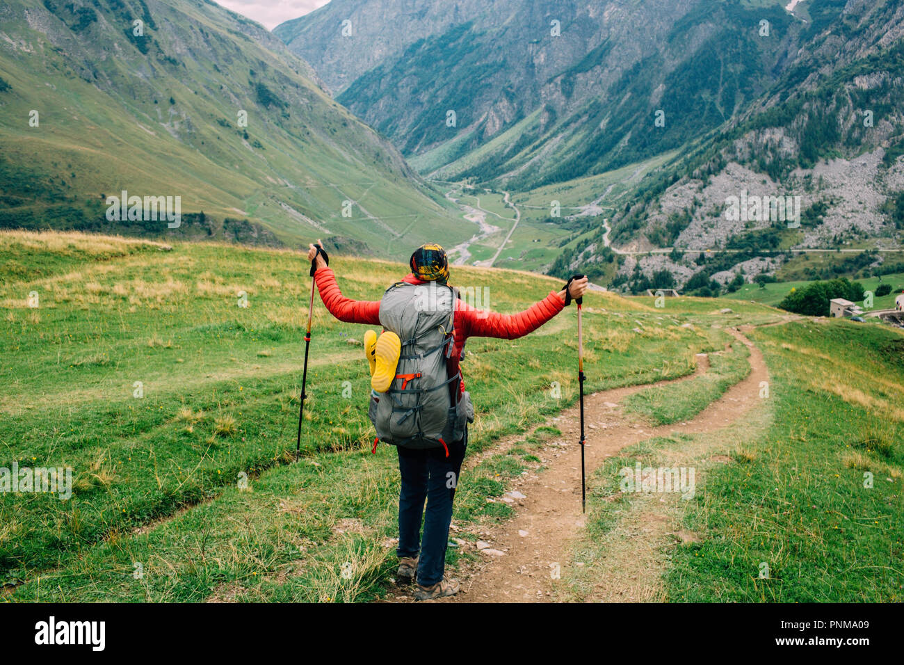 Eine Frau mit einem Rucksack, mit Blick auf das Tal. Wandern rund um den Mont Blanc, Frankreich, Mountain pass auf dem Weg nach Les Chapieux Stockfoto