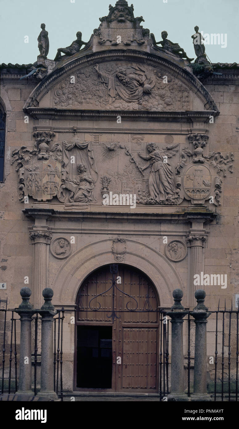 EXT - FACHADA MANIERISTA DEL CONVENTO CARMELITA FUNDADO EN 1571 POR STA TERESA DE JESUS. Autor: REPULLES Y VARGAS ENRIQUE. Lage: CONVENTO DE LA ANUNCIACION. ALBA DE TORMES. Spanien. Stockfoto