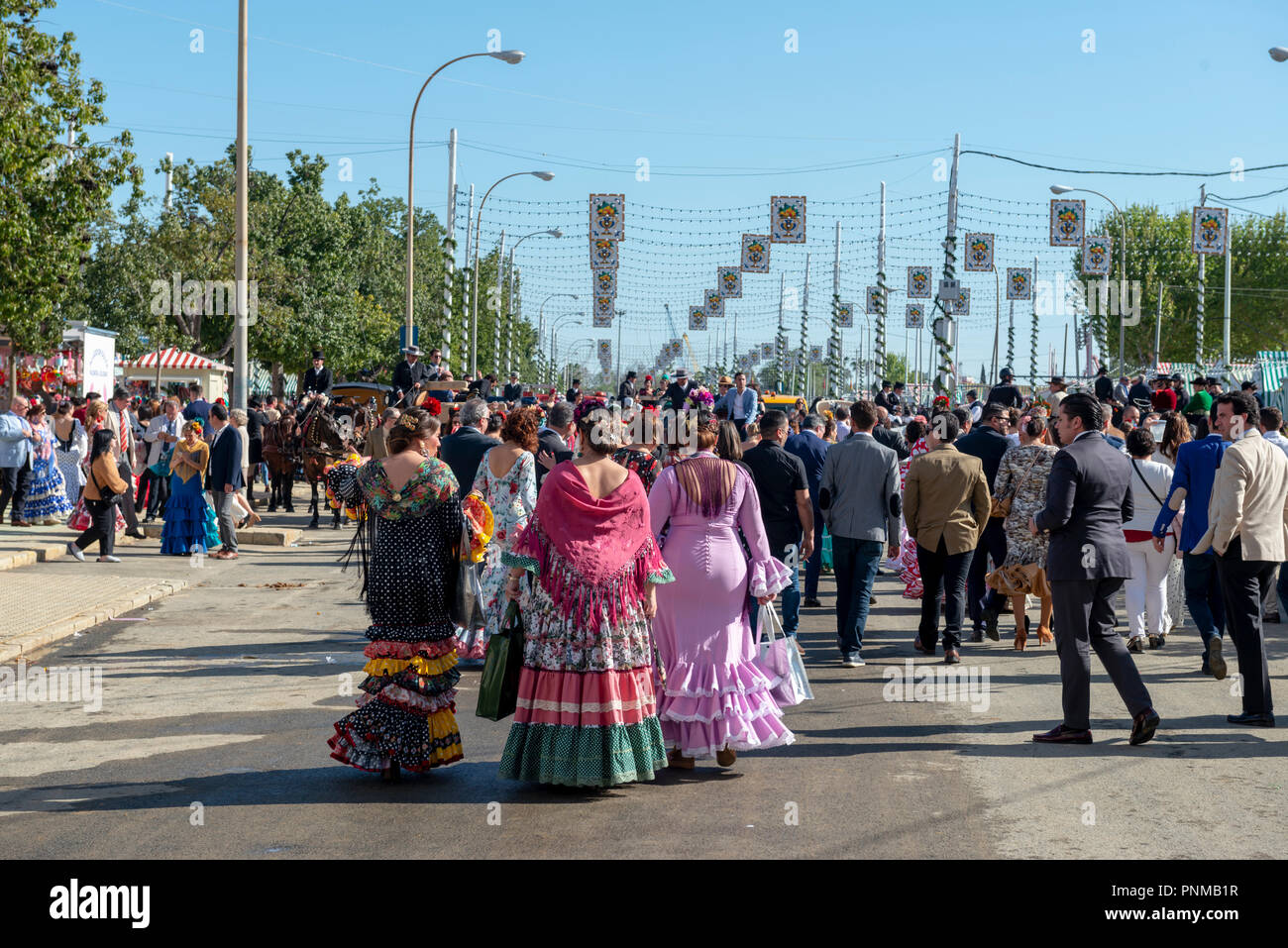 Spanische Frauen im traditionellen Flamenco Kleider, Feria de Abril, Sevilla, Andalusien, Spanien Stockfoto