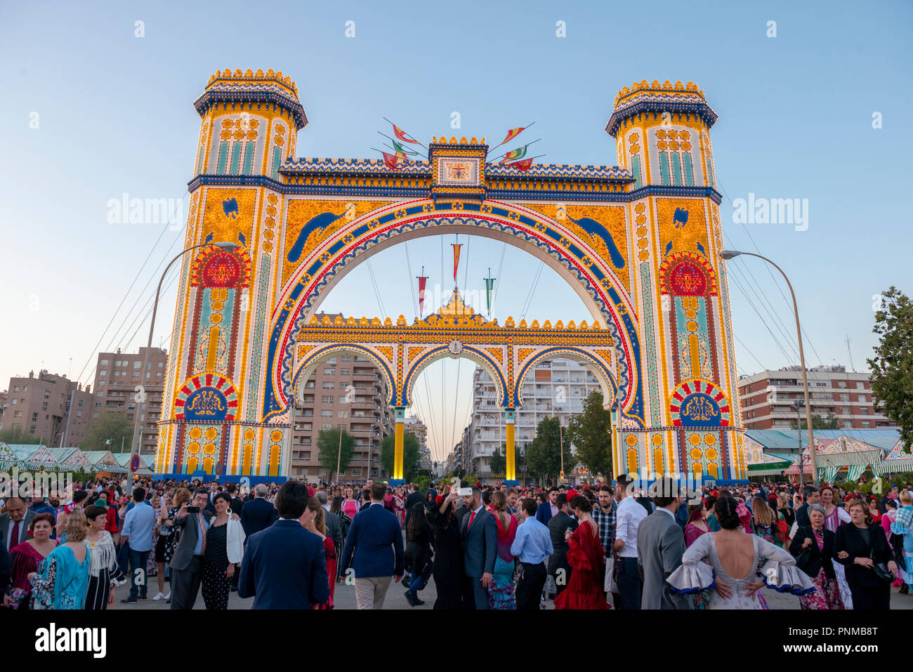 Beleuchtete Eingangstor, Feria de Abril in Sevilla, Andalusien, Spanien Stockfoto