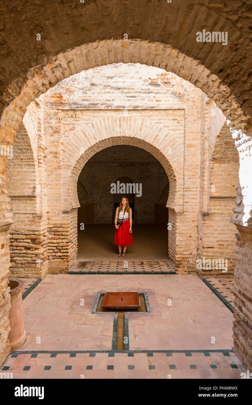 Frau mit roten Kleid, arabischen Bädern, Alcázar de Jerez, Jerez de la Frontera, Provinz Cádiz, Andalusien, Spanien Stockfoto