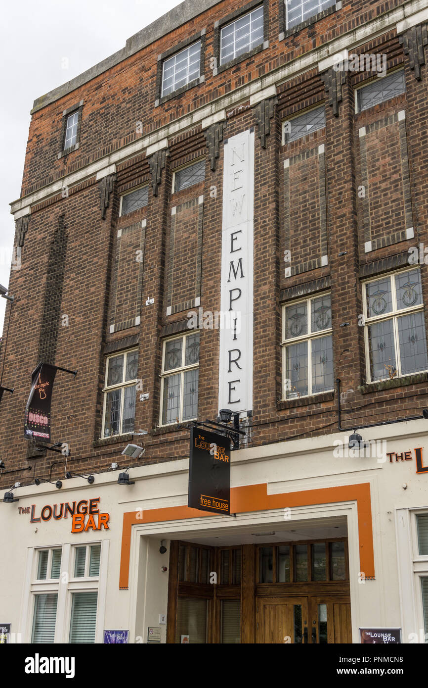 Die Fassade des Neuen Reiches, einem ehemaligen Kino 1931 im Art Deco Stil gebaut, Swadlincote, Derbyshire, Großbritannien Stockfoto
