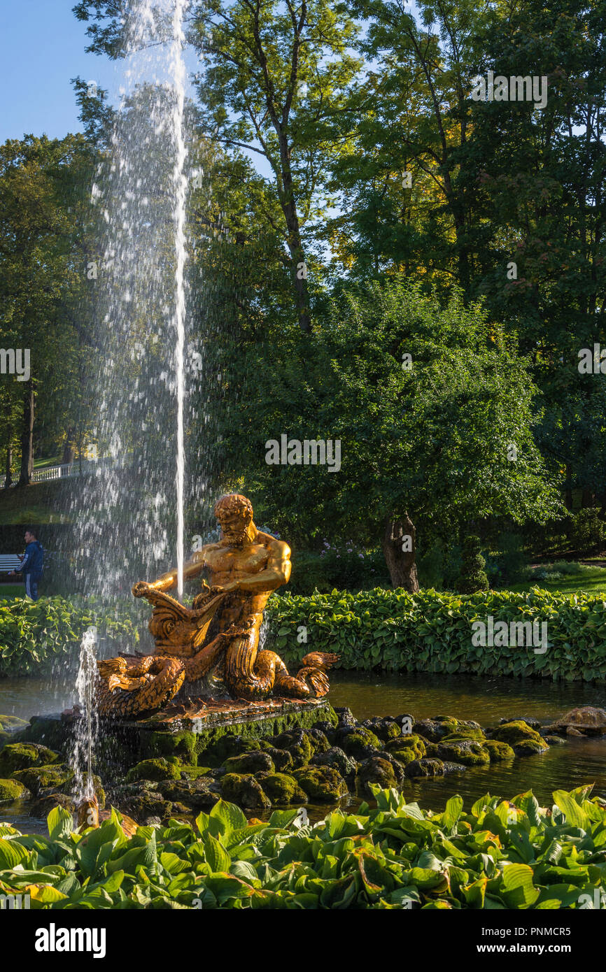 Peterhof, Russland - 28. September 2017: der Brunnen von Triton im Herbst sonniger Tag am 28. September 2017 in Peterhof, Russland. Stockfoto