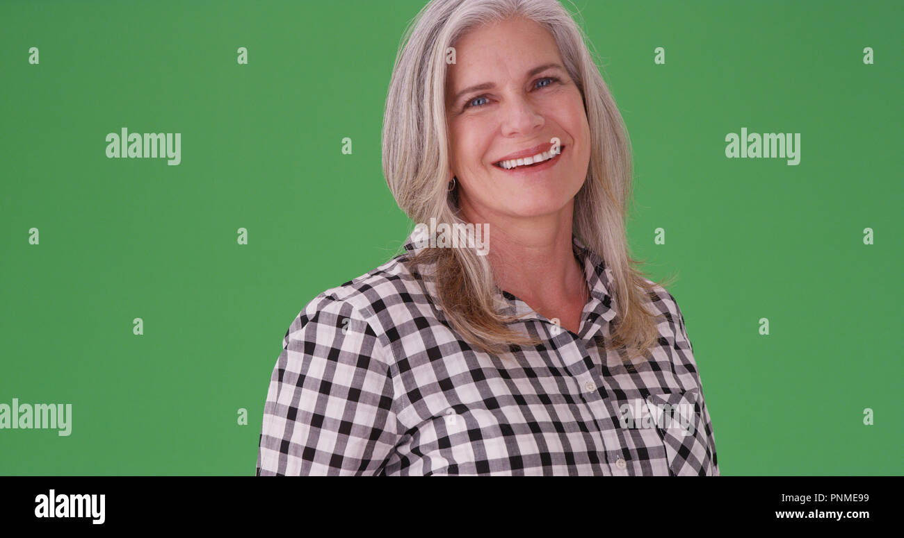 Gerne ältere weiße Frau lächelnd auf grünen Bildschirm zu zusammengesetzten oder eingegeben werden. Stockfoto