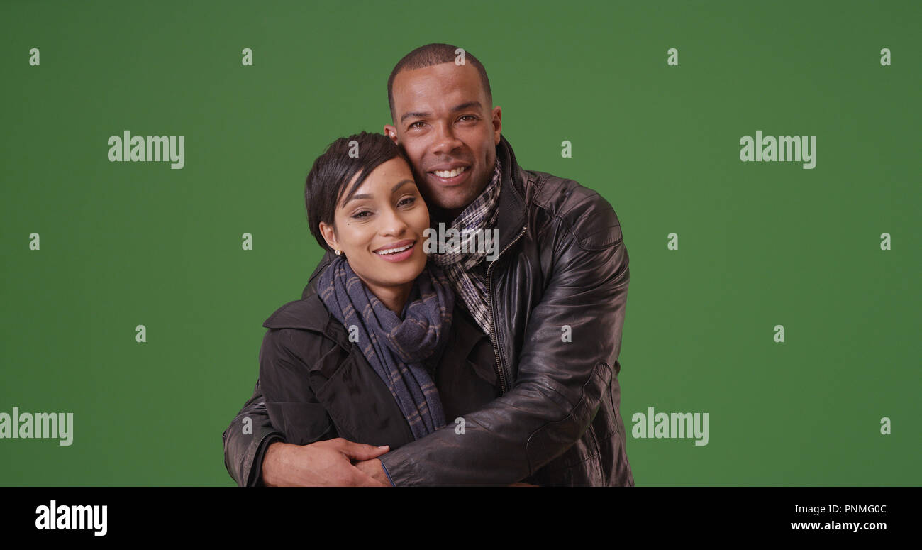 Afrikanische amerikanische Paar einander umarmen auf Green Screen Stockfoto