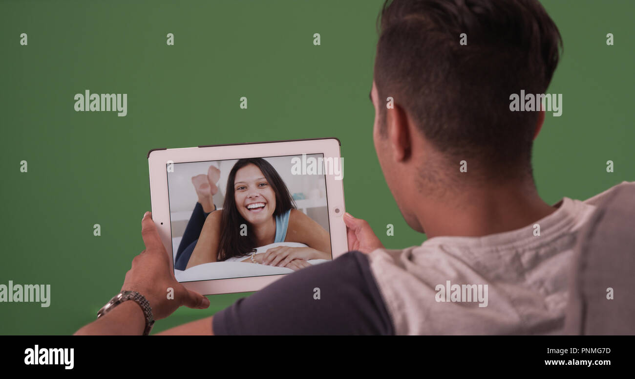 Tausendjährige mann Video-chats oder in einem Face Konversation auf dem Green Screen Stockfoto