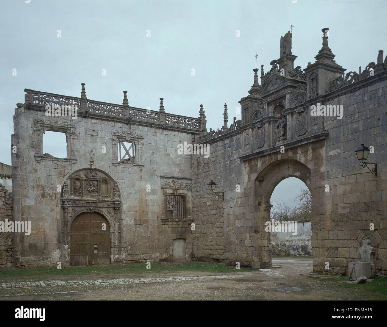 PUERTA DE LA CASA DE ROMEROS EN EL PATIO DE IGUAL NOMBRE - SIGLO XVI-RENACIMIENTO ESPAÑOL. Autor: SALAS JUAN DE/SALES JUAN DE. Lage: HOSPITAL DEL REY. Spanien. Stockfoto