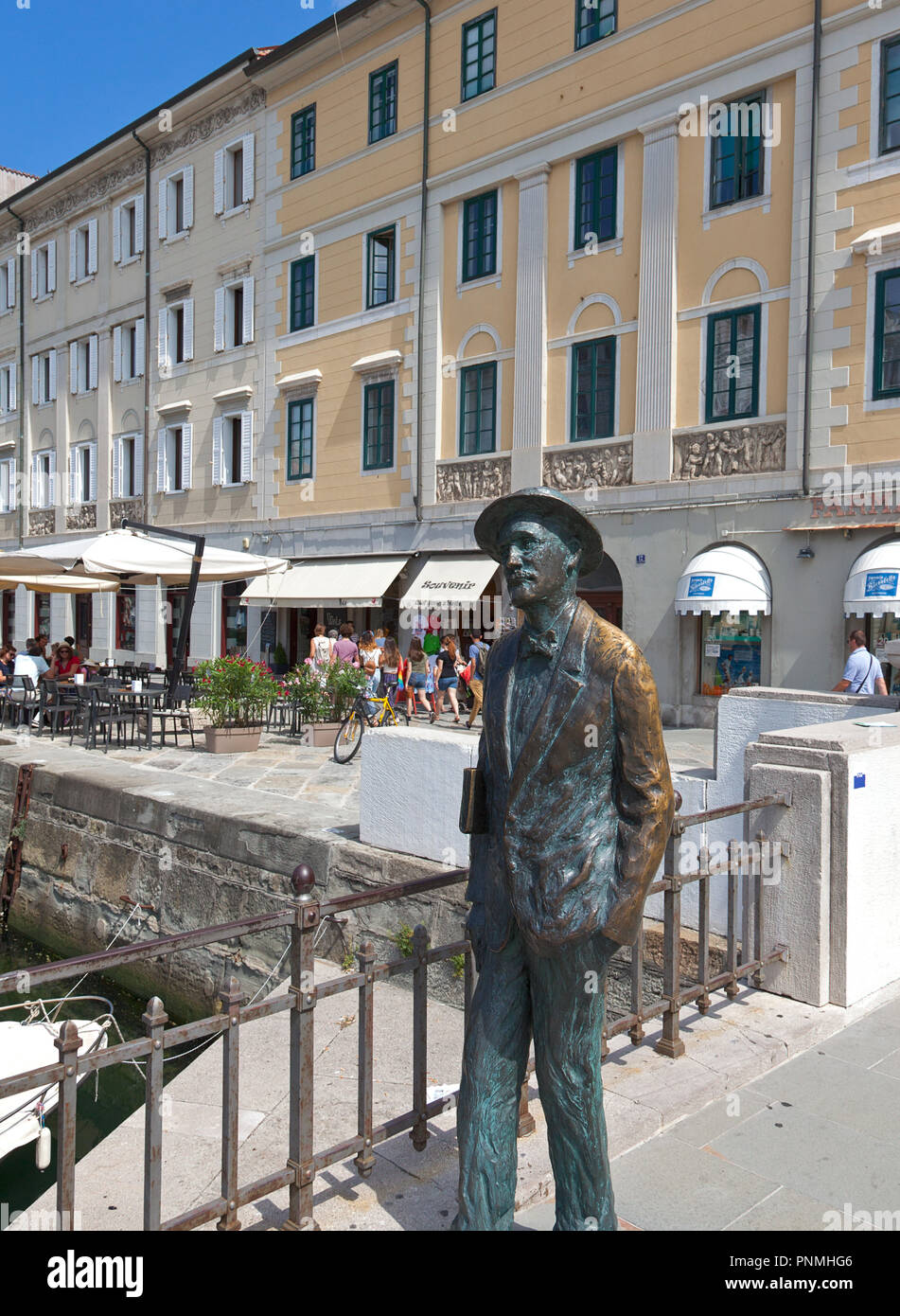 Von Nino Spagnoli Sculpted, James Joyce grüßt die, die die Ponterosso Brücke über den Canal Grande (Canal Grande) in den Borgo Teresiano distric Stockfoto