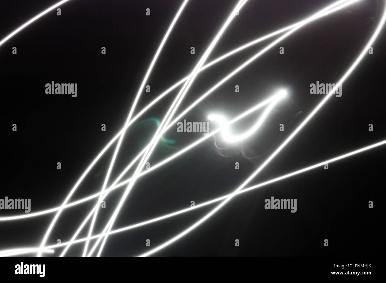 Slow Shutter licht Trails mit dunklem Hintergrund. Dies wurde durch Schütteln der Kamera im Bulb-modus erstellt Stockfoto