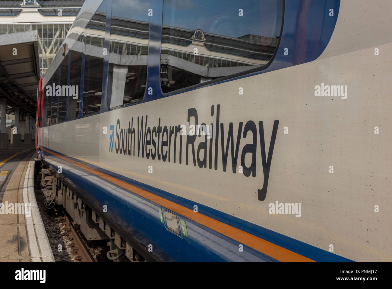 Südwestlichen Eisenbahn Zug in die Plattform in London Waterloo Station. Stockfoto