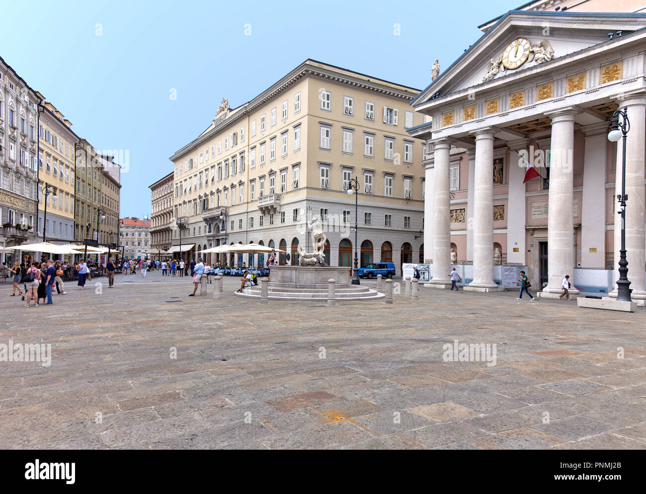 Der Palazzo della Borsa (Börse) in Triest, Italien (ganz rechts), dominiert das namensgebende Square und Anker einer Fußgängerzone in Triest. Stockfoto