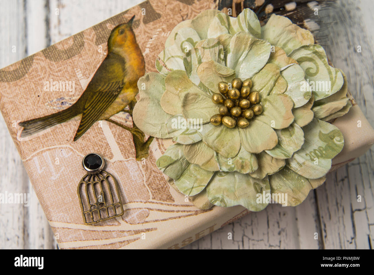 Shabby Chic gestalteten Geschenkbox mit einem Vogel und Blume Stockfoto