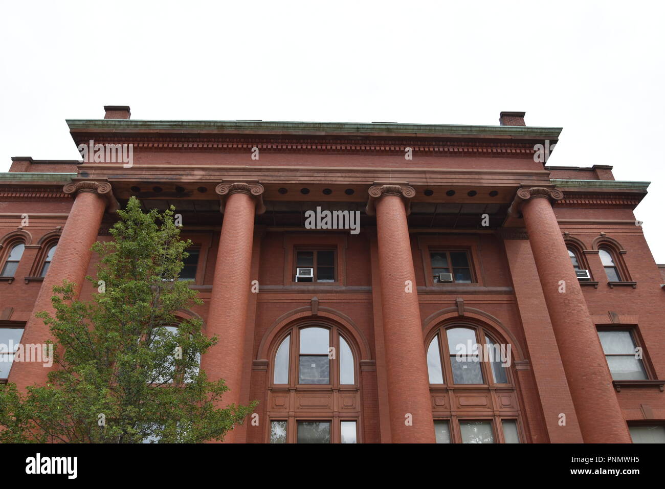 Der Middlesex County Court Komplex mit Bund zeit Arbeiten von Charles Bulfinch. bis 20. Jahrhunderts Brutalismus, Cambridge Massachusetts, USA. Stockfoto