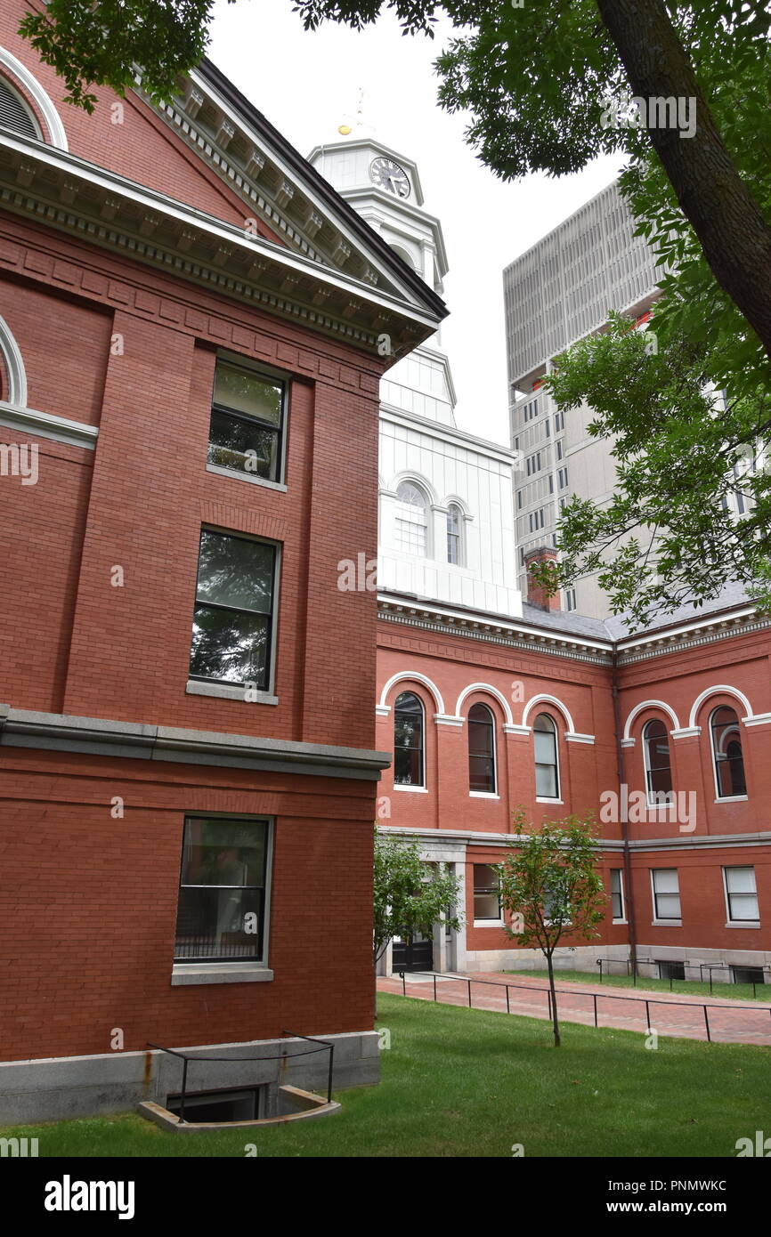 Der Middlesex County Court Komplex mit Bund zeit Arbeiten von Charles Bulfinch. bis 20. Jahrhunderts Brutalismus, Cambridge Massachusetts, USA. Stockfoto