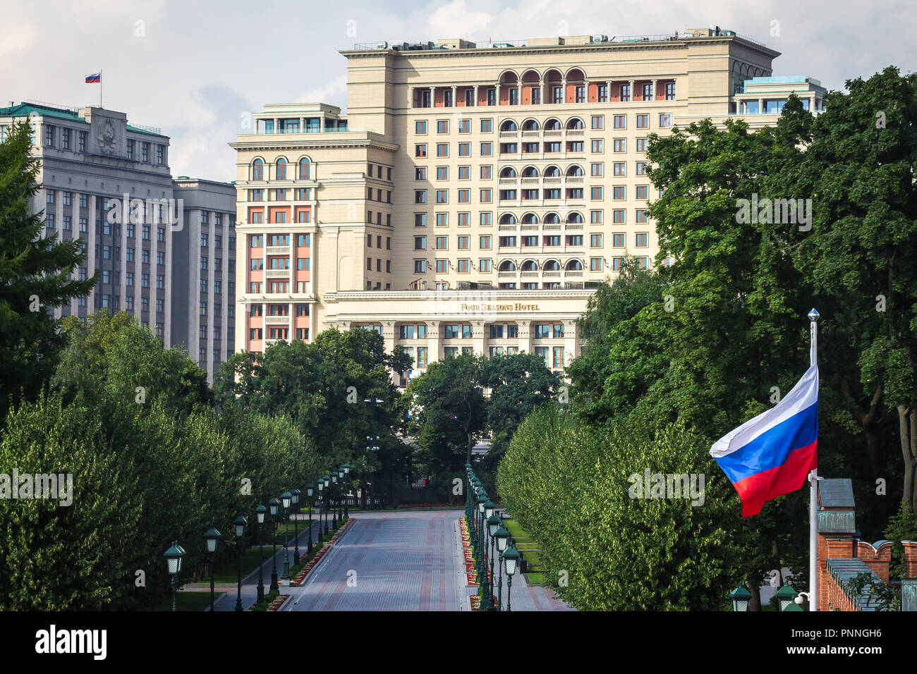 Moskau, Russland - Juli 22, 2018: Blick auf das Hotel "Moskau" (Mitte) und dem Bau von Russland paliament Duma (links); russische Flagge Stockfoto