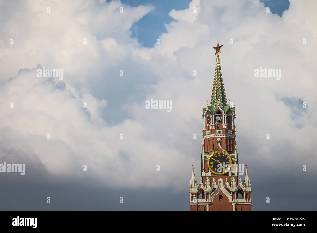 Moskauer Kreml, Roter Platz. Spasskaja-Turm und Kreml-Uhr durch den roten Rubin Stern auf der Spitze verziert. Blauer Himmelshintergrund. UNESCO-Welt-gen Stockfoto