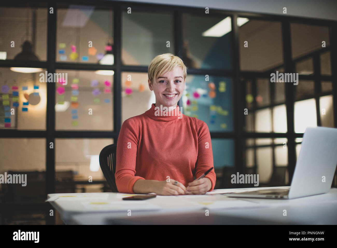 Porträt junger erwachsener Frauen spät in einem Büro arbeiten Stockfoto